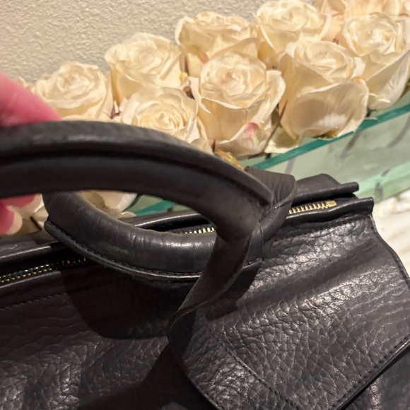 Elegant Black Leather Handbag - Picture 3 of 10